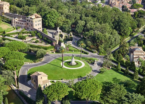 Jardines Vaticanos: Vista Aérea con Monumento a San Pedro, Casa del Jardinero y Monasterio Mater Ecclesiae